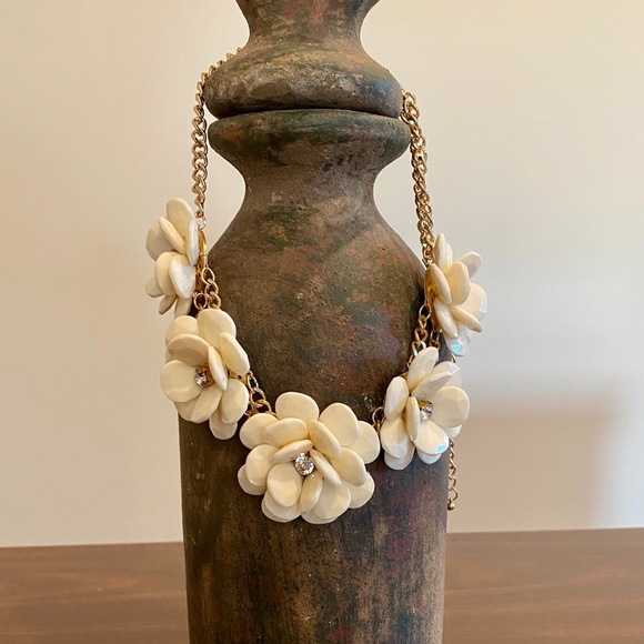 Beautiful Flower Statement Necklace! - Picture 4 of 7